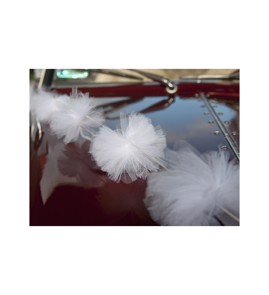Dekorace na auto - pom pom bílá